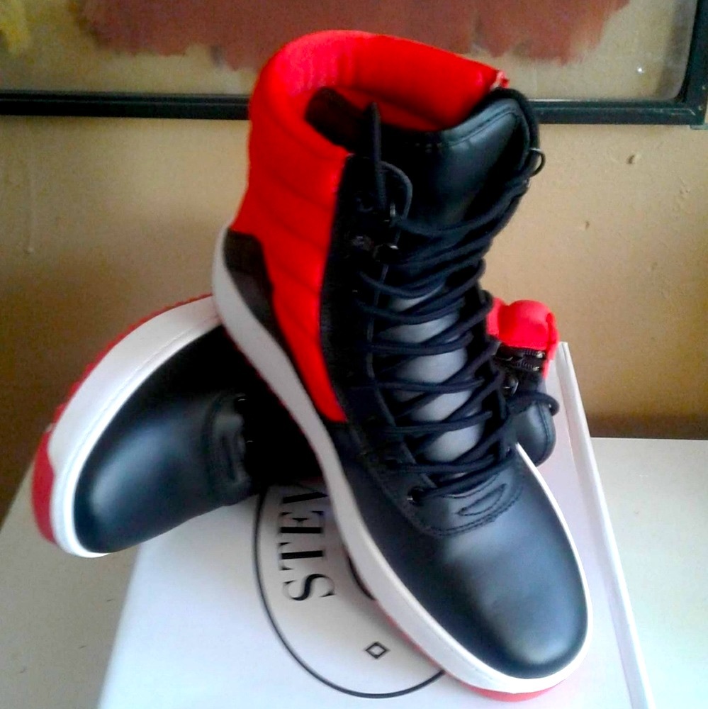 Steve Madden Raving Completely SOLD OUT of BLUE & GRAY ONLY 1 PAIR LEFT IN RED